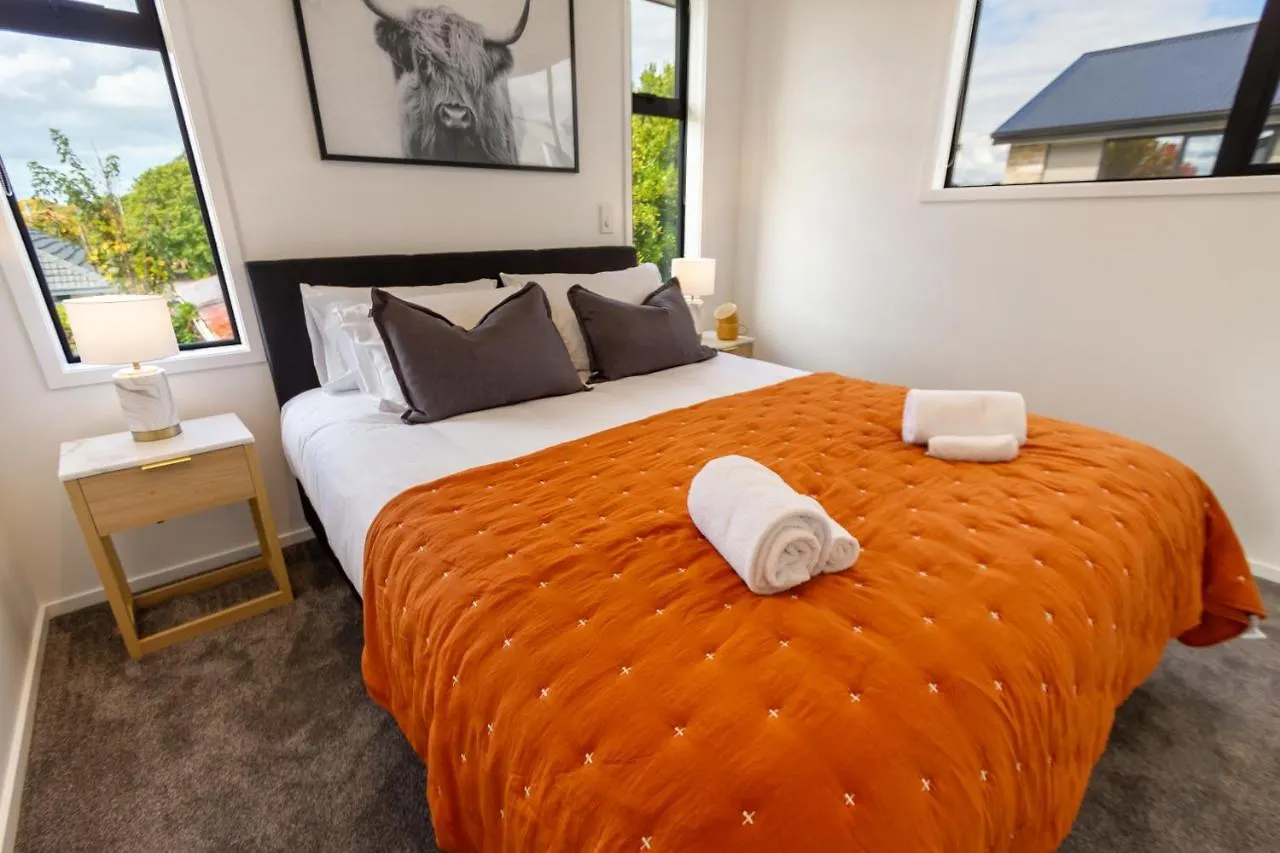 Riccarton 2 Bed 1 Bath W/Garage Apartment Christchurch