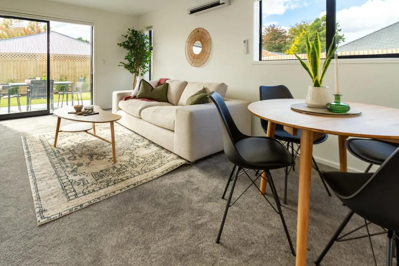 Riccarton 2 Bed 1 Bath W/Garage Apartment Christchurch
