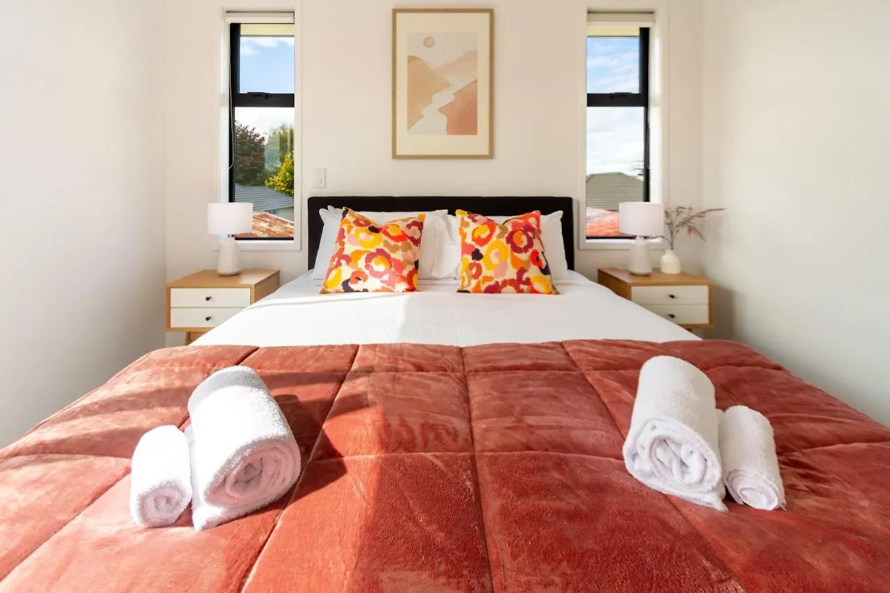Riccarton 2 Bed 1 Bath W/Garage Apartment Christchurch New Zealand