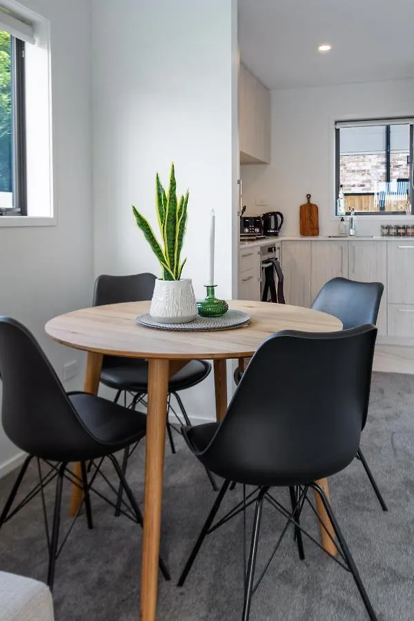 Riccarton 2 Bed 1 Bath W/Garage Apartment Christchurch New Zealand