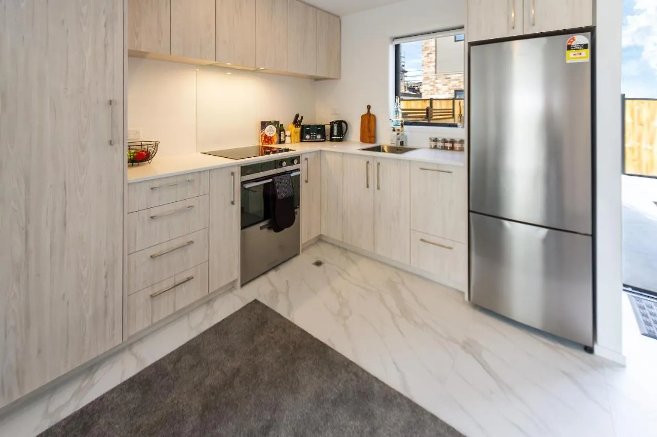 Riccarton 2 Bed 1 Bath W/Garage Apartment Christchurch 0*,