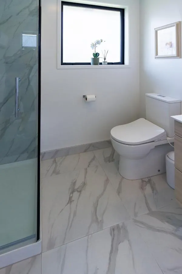 Riccarton 2 Bed 1 Bath W/Garage Apartment Christchurch