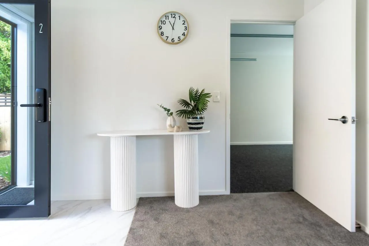 Riccarton 2 Bed 1 Bath W/Garage Apartment Christchurch New Zealand