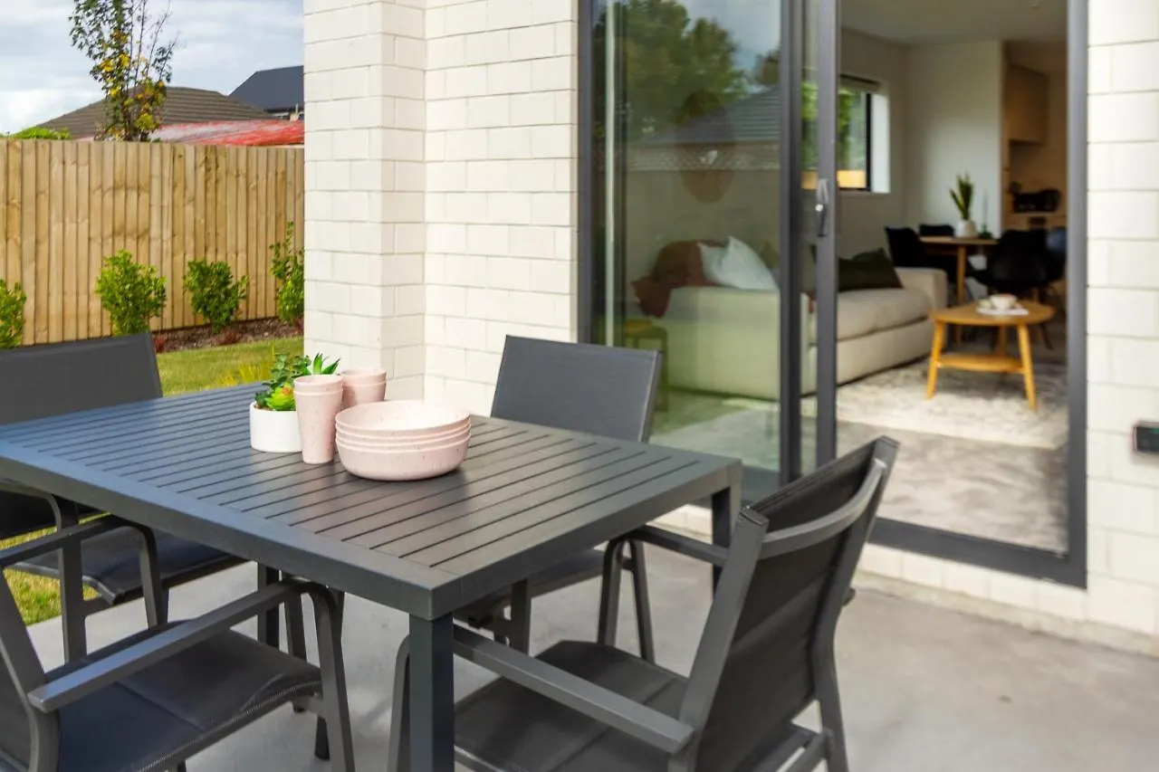 Riccarton 2 Bed 1 Bath W/Garage Apartment Christchurch