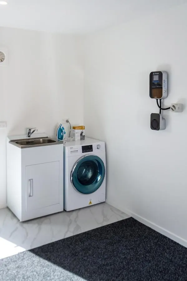 Riccarton 2 Bed 1 Bath W/Garage Apartment Christchurch New Zealand