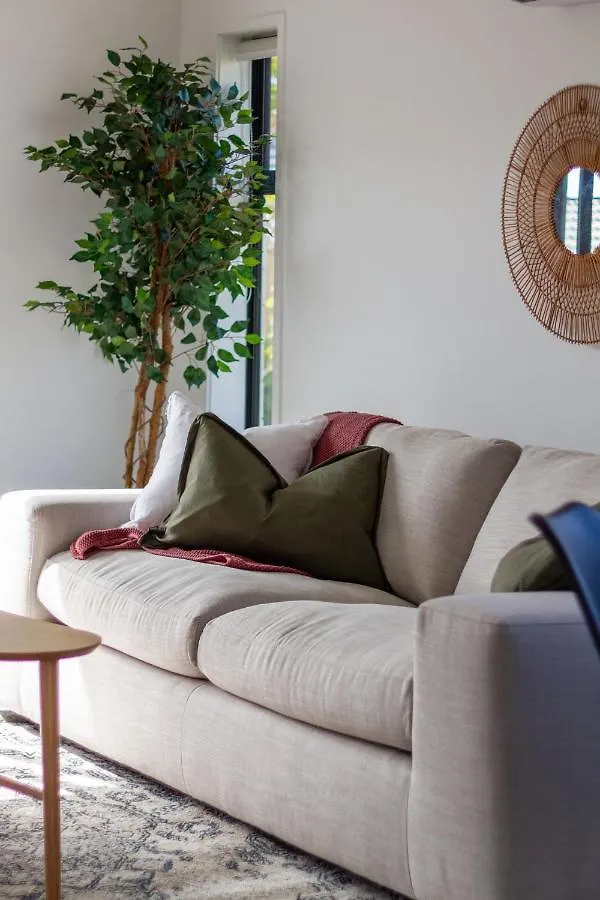 Riccarton 2 Bed 1 Bath W/Garage Apartment Christchurch